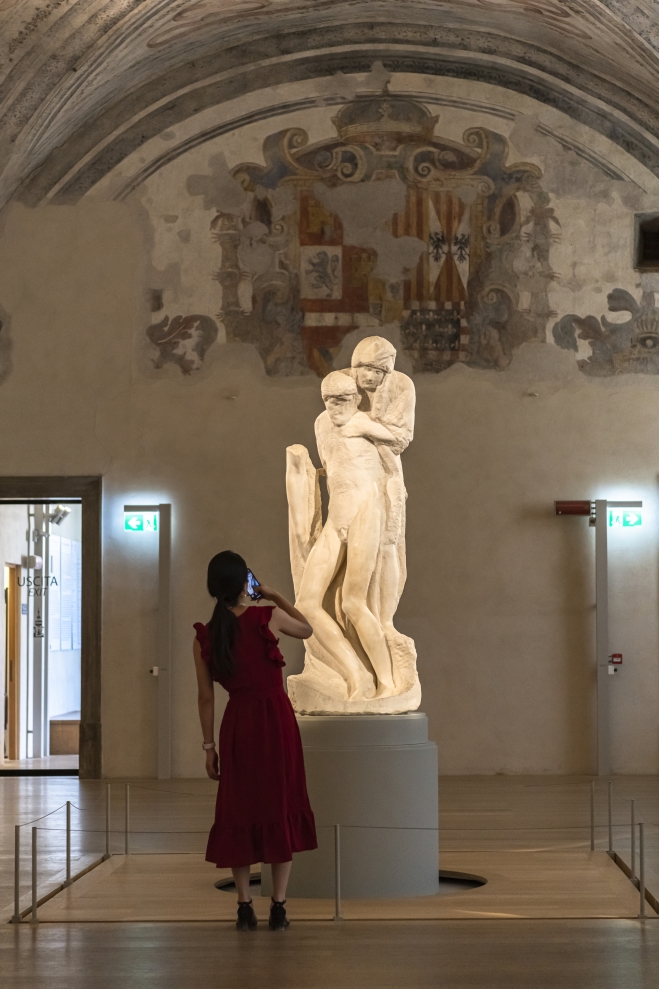 론다니니 피에타 박물관의 백미인 미켈란젤로의 ‘론다니니의 피에타’상을 바라보는 관객의 뒷모습. 이승원 작가 제공