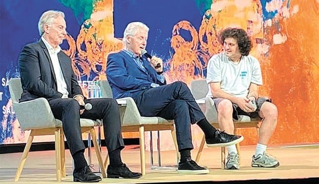 왼쪽부터 토니 블레어 전 영국 총리, 빌 클린턴 전 미국 대통령, 샘 뱅크먼프리드 FTX 창업자가 지난해 4월 FTX 주최로 바하마에서 열린 ‘크립토 바하마‘ 행사에서 대화를 나누고 있다. 바하마프레스 트위터