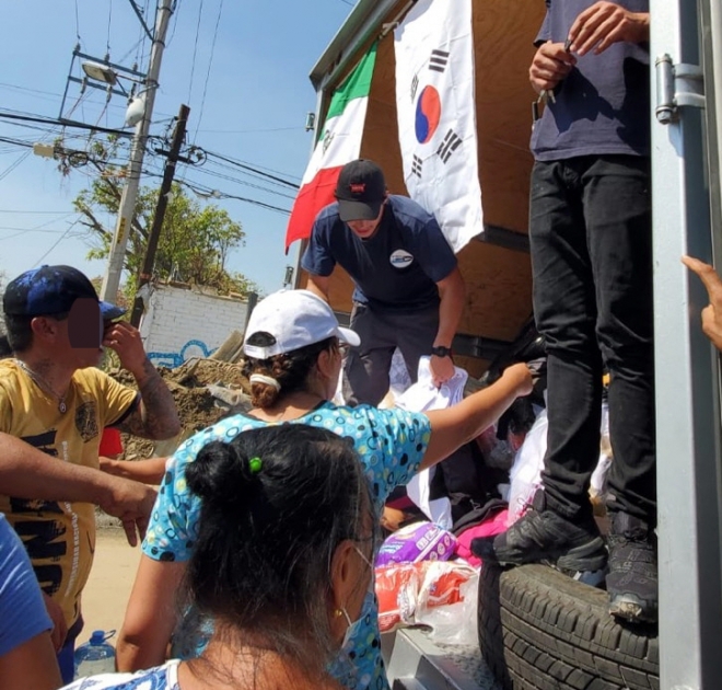 한인단체 구호품에 멕시코 이재민들, 태극기 흔들며 “감사”