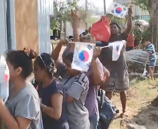 구호품 기다리며 태극기 흔드는 멕시코 허리케인 피해 지역 주민들. ‘사랑의 손길’ 제공