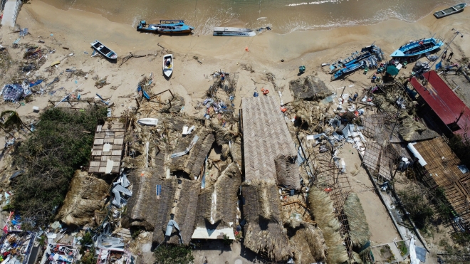 허리케인 ‘오티스’로 엉망 된 멕시코 해변