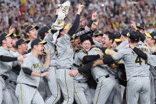 38년 만에 일본시리즈 우승을 차지한 한신 타이거스 선수들이 부둥켜 안고 기쁨을 나누고 있다.