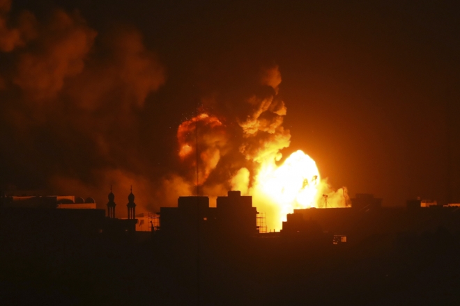 5일(현지시간) 이스라엘군 공습으로 팔레스타인 가자지구 최대 도시 가자시티 건물 사이에서 화염이 치솟고 있다. 2023.11.5 AP 연합뉴스