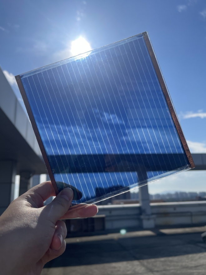 GIST 차세대에너지연구소가 개발한 세계 최고 효율을 기록한 투명한 유기 태양전지 모듈. 지스트 제공