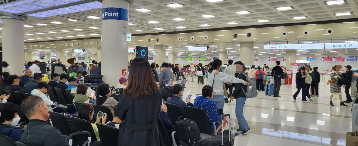 6일 제주국제공항 출국장에서 탑승시간을 기다리는 여행객들의 모습. 제주 강동삼 기자