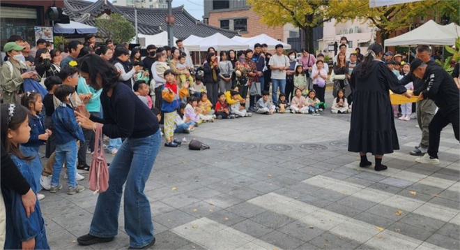 시민들이 ‘제9회 은행나무 아래로축제’때 열린 문화 공연을 관람하고 있다. 시민들이 ‘제9회 은행나무 아래로축제’때 열린 문화 공연을 관람하고 있다.