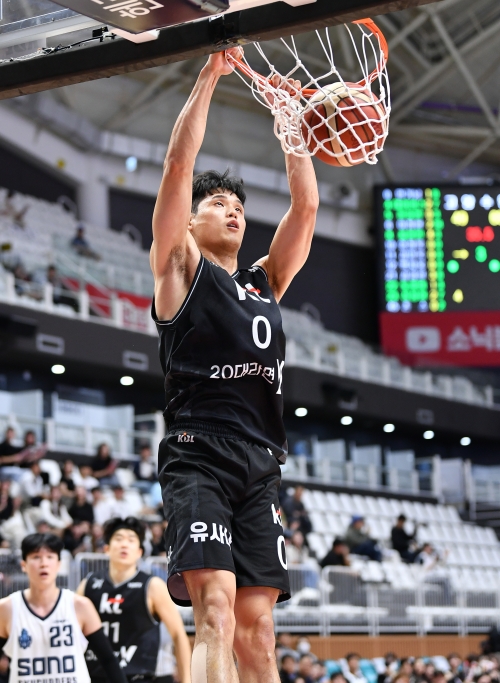 6일 고양 소노를 상대로 덩크를 터뜨리고 있는 수원 kt  하윤기. KBL 제공