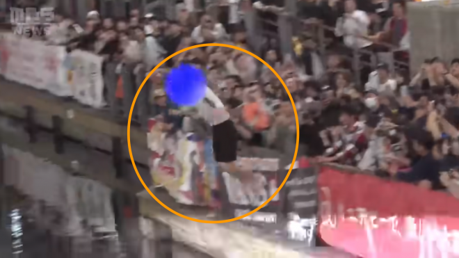 한신 타이거스가 5일 38년 만에 일본시리즈를 제패하자 우승을 기뻐하는 한신 팬이 도톤보리강에 뛰어들고 있다. MBSNEWS 유튜브 캡처