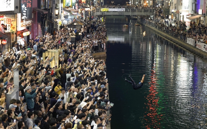 한신 승리에 기뻐하며 오사카 도톤보리강에 뛰어드는 팬
