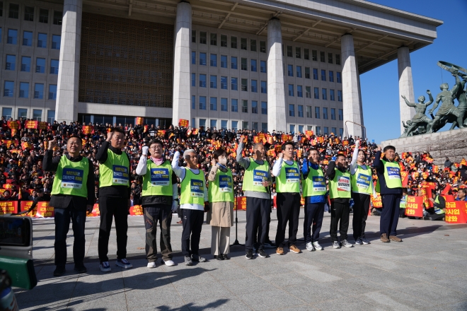 전북도의원들이 국회 앞에서 새만금 사업 정상화를 위한 전북인 총궐기대회에 참석해 결의문을 외치고 있다.새만금비상회의 제공.