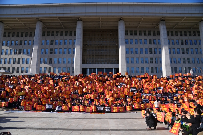 전북도민 5000여명이 7일 국회의사당 앞에서 새만금 사업 정상화를 촉구하는 총궐기대회를 개최했다.새만금비상회의 제공.