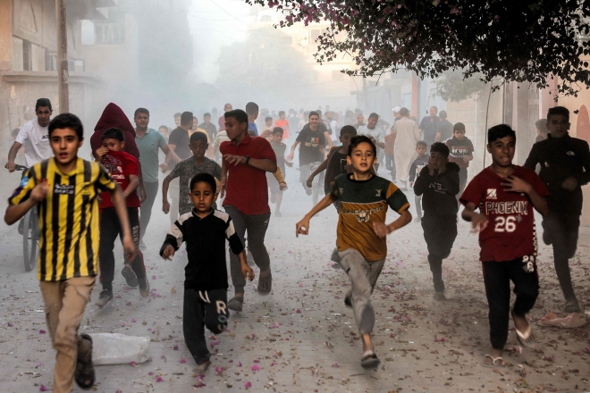 공습에 피신하는 팔레스타인 어린이들