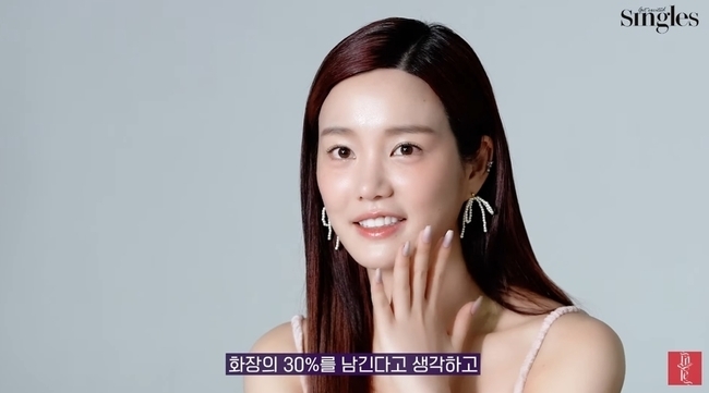 배우 이유비가 피부 비결을 전했다. 유튜브 ‘싱글즈 매거진’
