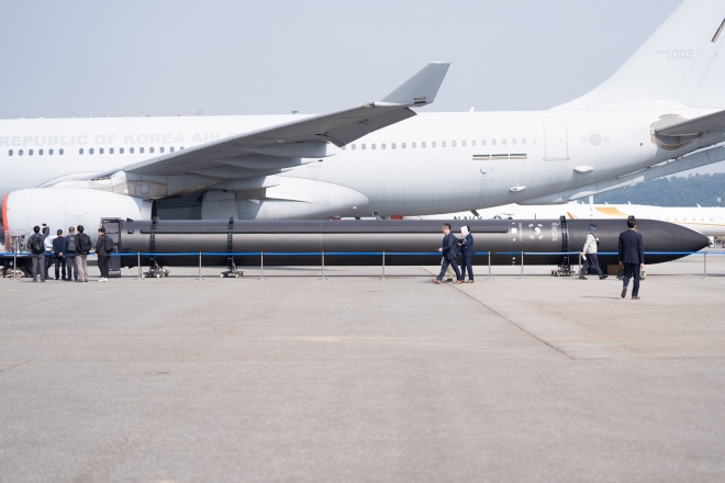 지난달 우주 스타트업 페리지에어로스페이스가 서울 국제 항공 우주·방위산업 전시회 2023(서울 ADEX 2023)에 선보인 블루웨일 1(blue whale 1) 발사체의 모형. 페리지에어로스페이스 제공