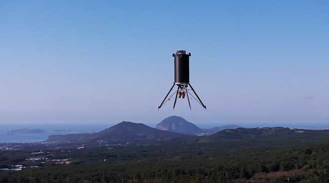 지난 2일 서귀포시 (가칭)하원테크노캠퍼스에서 페리지에어로스페이스의 시험 로켓인 ‘블루웨일(Blue Whale) 0.3’이 수직 이착륙 시험에 성공하고 있다. 페리지에어로스페이스 제공