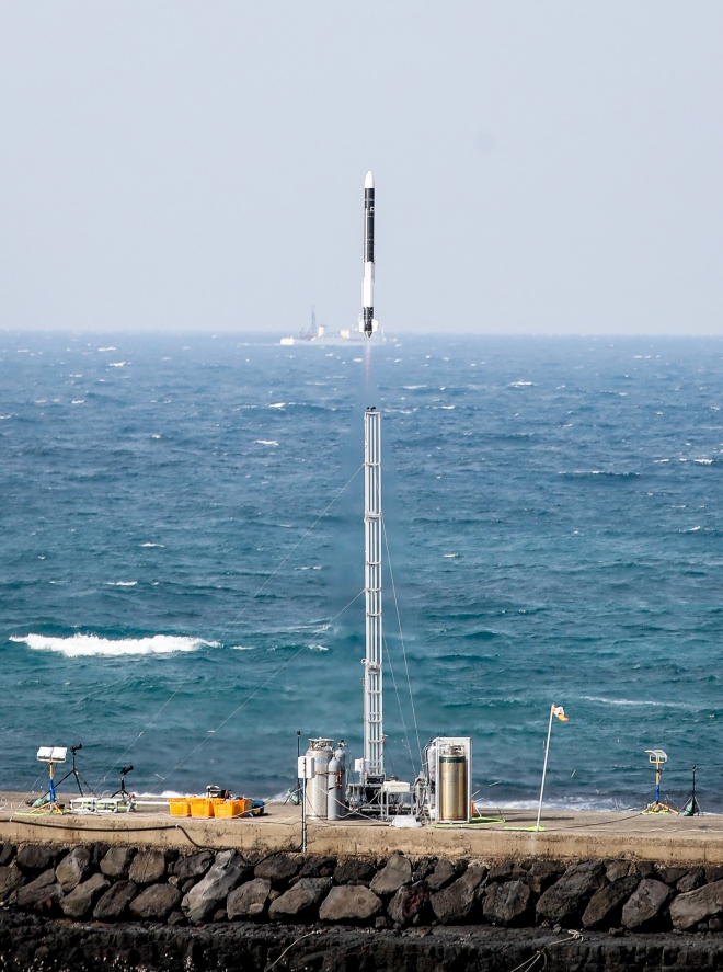 페리지에어로스페이스가 2021년 말 제주시 한경면 용수리 포구에서 국내 최초의 민간 로켓인 ‘블루웨일 0.1’을 발사 시험에 성공하고 있다. 페리지에어로스페이스 제공