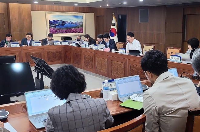 오언석(뒷줄 오른쪽 두 번째) 서울 도봉구청장이 지난 3일 ‘겨울철 종합 대책 특별 점검 회의’에서 직원들과 대책 내용을 점검하고 있다. 도봉구 제공