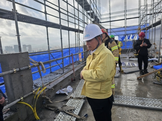 박강수 서울 마포구청장이 지난 6일 가설물 기울임 현상이 발생한 공사장 현장을 찾아 원상 복구된 가설물을 점검하고 있다. 2023.11.8 마포구 제공