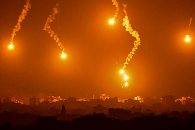 가자지구 상공에 터지는 이스라엘군 신호탄