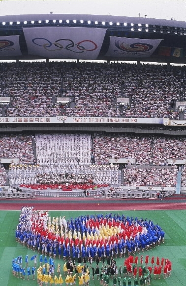 1988년 서울하계올림픽 개막식. 한국은 올핌픽을 성공적으로 개최하면서 국가이미지를 크게 개선할 수 있었다. 서울신문 DB