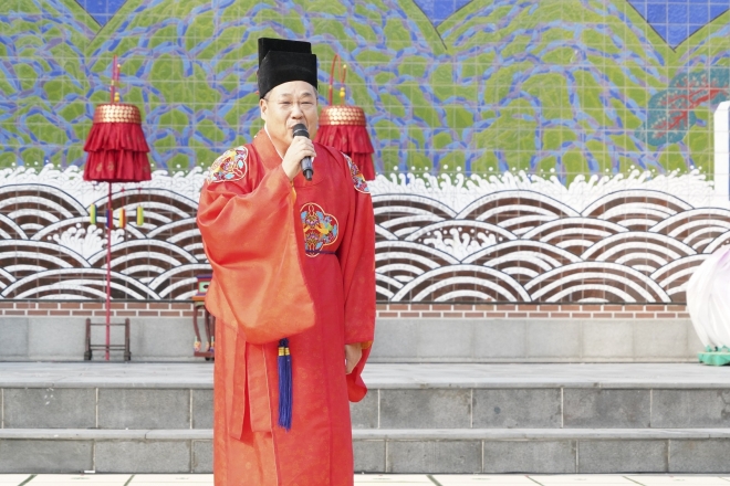 정문헌 종로구청장이 지난해 열린 1회 종로구립 궁중무용단 정기공연에서 인사말을 하고 있다.   종로구청 제공