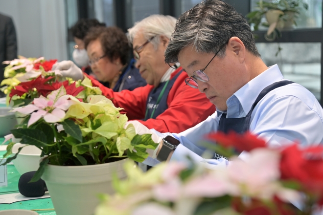 김길성(맨 오른쪽) 중구청장이 어르신 원예 치유프로그램에 참여해 직접 화분을 다듬고 있다.   중구청 제공