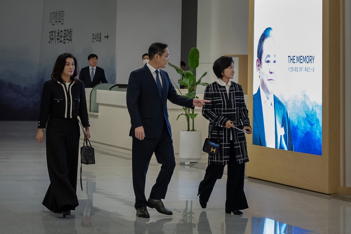 지난달 19일 경기 용인 삼성전자 인재개발원에서 고 이건희 선대회장 3주기 추모 음악회가 열린 가운데 이재용(가운데) 삼성전자 회장과 홍라희(오른쪽) 전 리움미술관장, 이서현(왼쪽) 삼성복지재단 이사장이 입장하고 있다. 이부진 호텔신라 사장은 해외 출장 일정 탓에 참석하지 못했다. 삼성전자 제공