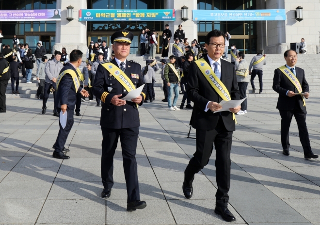 문성제 선문대 총장과 이영도 아산경찰서장이 선문대에서 마약 근절 캠페인을 펼치고 있다. 선문대 제공