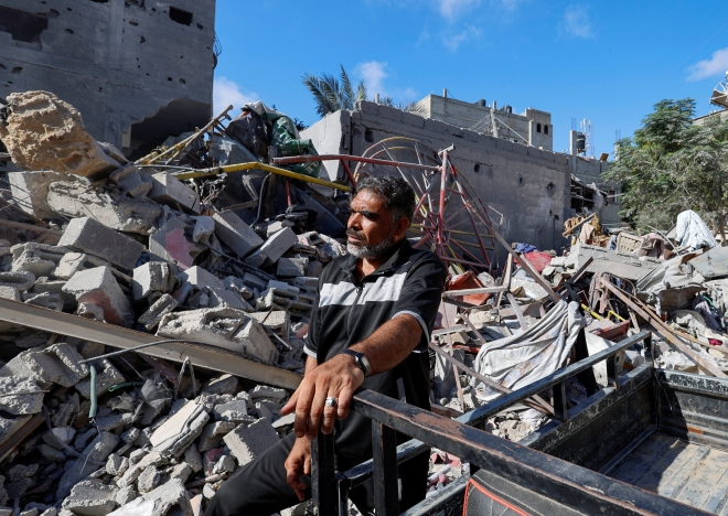 가족 35명을 이번 전쟁에서 잃은 팔레스타인인 모하메드 함단이 7일(현지시간) 가자지구 남부 칸 유니스에서 이스라엘 공습으로 무너진 건물 잔해를 맨손으로 치우고 있다. 칸유니스 로이터 연합뉴스