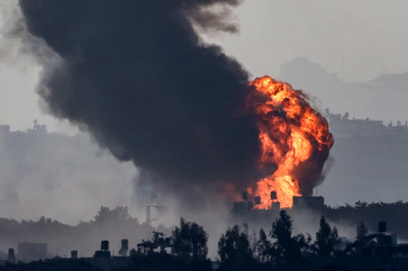 가자지구 남부에 8일(현지시간) 이스라엘군의 공습 여파로 커다란 불덩이가 타오르는 것이 이스라엘 남부에서 관측되고 있다. 이스라엘 남부 AFP 연합뉴스