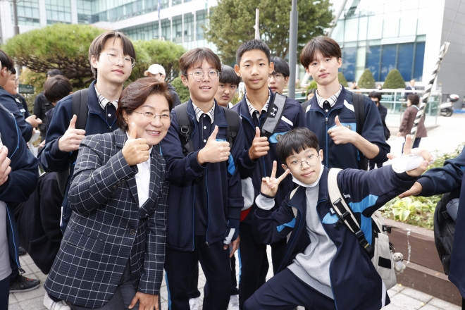 지난 3일 서울 은평구청에서 열린 은평 에코 페스티벌에서 김미경(앞줄 왼쪽) 은평구청장이 참가 학생들과 포즈를 취하고 있다. 은평구 제공
