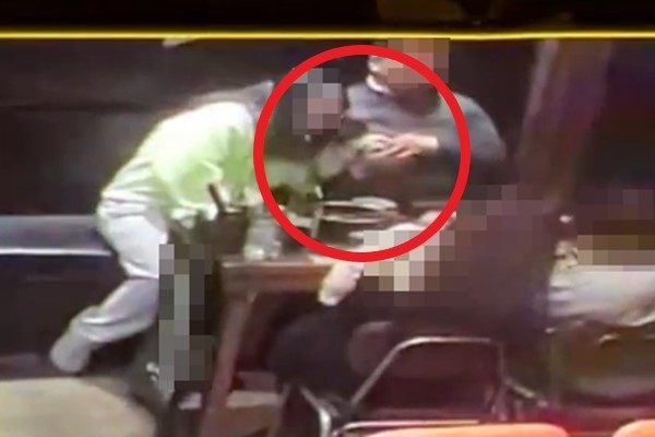 지난 5월 서울 강남의 한 음식점에서 열린 회식 자리에서 임원 C씨가 여직원 A씨의 손을 잡아 끌어 두 손으로 움켜준 모습이 담긴 폐쇄회로(CC)TV 영상 일부.