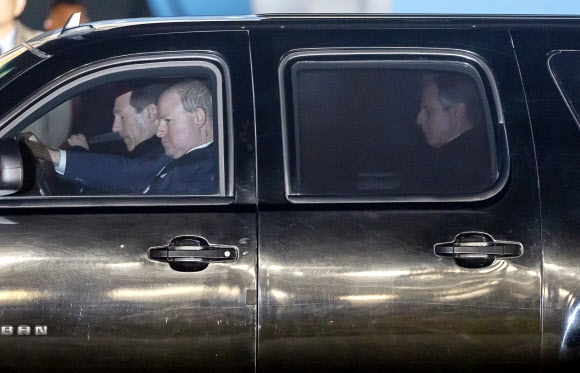 토니 블링컨 미국 국무장관이 8일 저녁 오산 공군기지에 도착해 차량을 이용, 숙소로 이동하고 있다. 오산 연합뉴스
