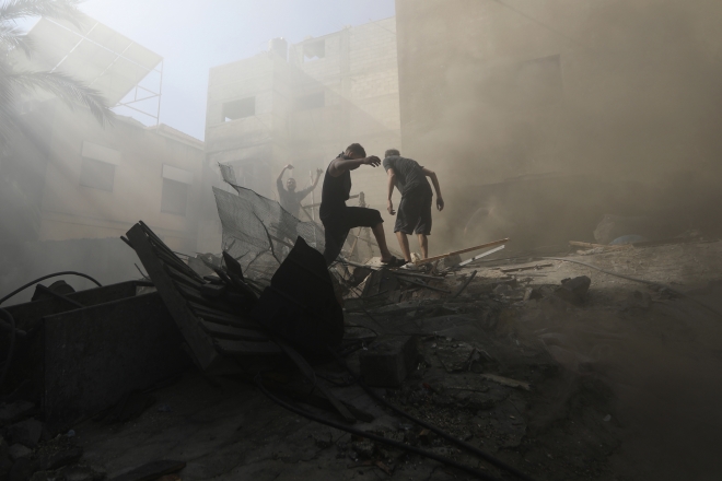 가자지구의 칸 유니스 난민 캠프가 이스라엘군의 공습으로 파괴된 가운데 6일(현지시간) 주민들이 생존자를 찾고 있다. 가자 보건부에 따르면 가자지구 측 사망자는 이날 기준 1만명을 넘어섰다.