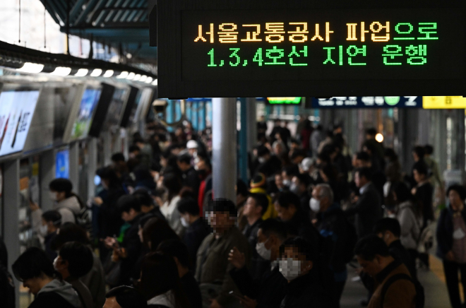 서울 지하철이 경고 파업에 돌입한 9일 서울 신도림역 전광판에 파업으로 인한 지하철 지연 운행을 알리는 글귀가 표시되고 있다. 2023.11.9 오장환 기자