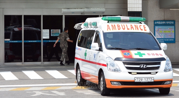서울의 한 대형병원 응급센터 앞에 구급차가 서 있다. 서울신문DB