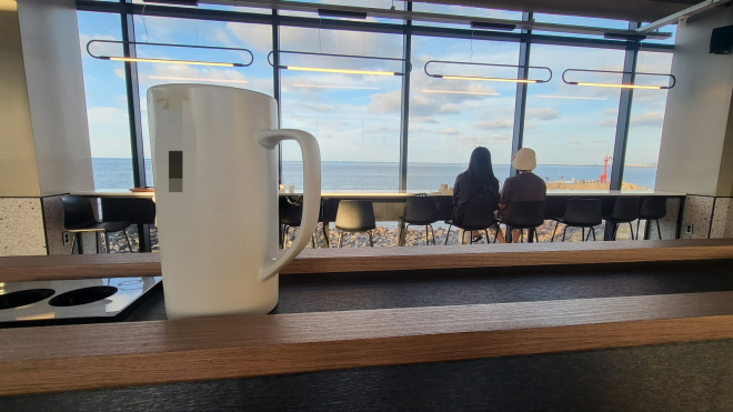 제주 공항 인근 해안도로의 한 카페에서는 컵 보증금제를 시행하고 있어 실내에서는 일회용컵을 사용하지 않고 있다. 제주 강동삼 기자