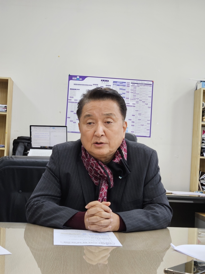 김영환 충북지사가 9일 도청 기자실을 방문해 “김포시의 서울시 편입 추진 논의는 가치있는 일”이라고 밝히고 있다.