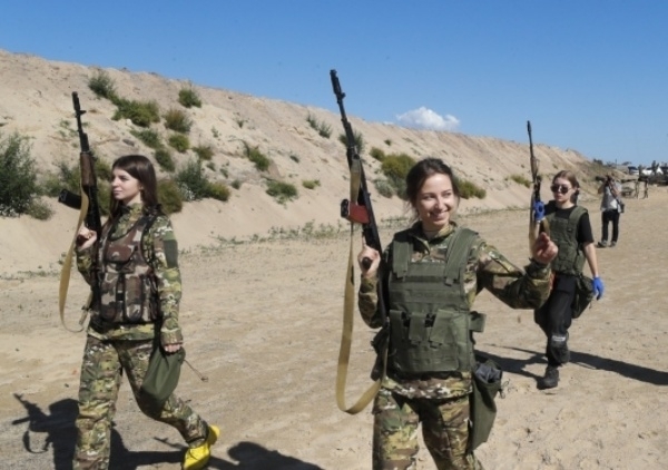훈련 중인 우크라이나 여성 군인. EPA 연합뉴스