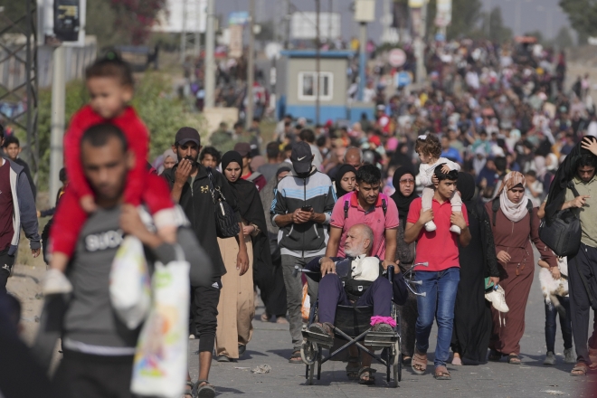 가자 남부로 대피하는 팔레스타인 주민들