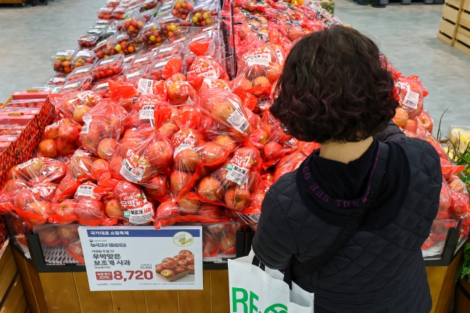 절반 가격 우박 맞은 ‘보조개 사과’…  입가엔 보조개