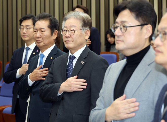 더불어민주당 이재명 대표가 8일 국회에서 열린 의원총회에서 국민의례를 하고 있다. 연합뉴스