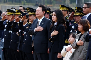 [포토] 국기에 경례하는 윤석열 대통령 부부