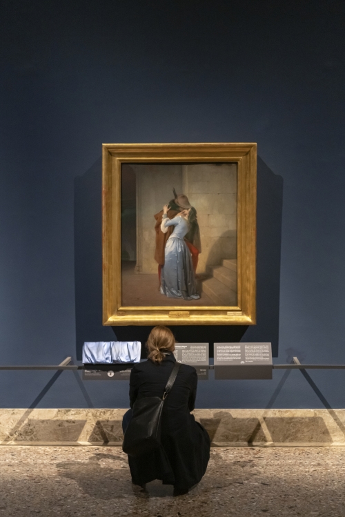 한 관람객이 이탈리아브레라 미술관에 있는 프란체스코 하예즈의 작품 ‘키스’를 감상하고 있는 모습. 그림 속 여성이 입은 드레스 재질과 똑같은 원단이 그림 근처에 배치돼 있다는 점이 눈길을 끈다. 이승원 작가 제공