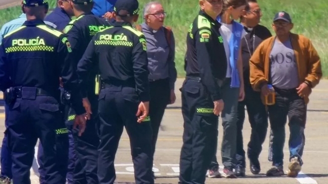 콜롬비아 축구 선수 루이스 디아스의 부친 루이스 마누엘 디아스(오른쪽 끝)가 피랍 12일 만인 9일(현지시간) 풀려나고 있다. 　EPA