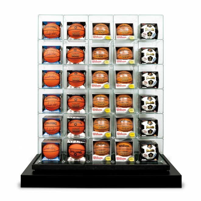 제프 쿤스, Encased-Five Rows, basketballs, soccerballs, glass, plastic, steel 171.5×44.5×203.2(h)cm, 1983-1993, pedestal size: 192×65×17.5(h)cm, 추정가 16억~20억원. 케이옥션 제공