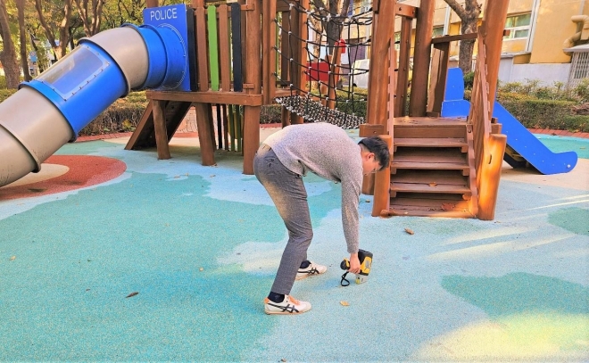 서울 영등포구 관계자가 관내 어린이 놀이터의 합성고무 바닥재에 중금속 검사를 실시하고 있다. 영등포구 제공