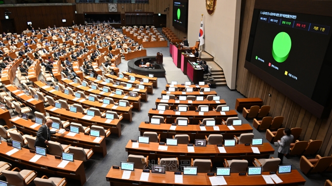 9일 오후 서울 여의도 국회에서 열린 제410회 국회(정기회) 제11차 본회의에서 노동조합 및 노동관계조정법 일부개정법률안(대안)이 국민의 힘 의원들이 퇴장한 가운데 재적 298인, 재석 174인, 찬성 173인, 반대 0인, 기권 1인으로 가결되고 있다. 2023.11.9안주영 전문기자