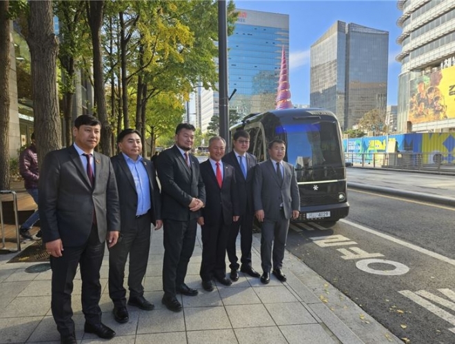 지난 8일 울란바토르시의회 바트바야스갈란 잔산 의장 등 11명 대표단은 서울교통정보시스템(TOPIS) 방문 및 자율주행버스에 탑승해 청계천 노선을 주행했다.