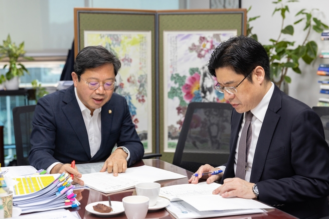 오병권(오른쪽) 경기도 행정1부지사가 10일 김승원(왼쪽) 국회 예산결산특별위원회 위원을 만나 경기지역화폐 등 주요 국비사업에 대한 지원을 요청하고 있다. 경기도 제공